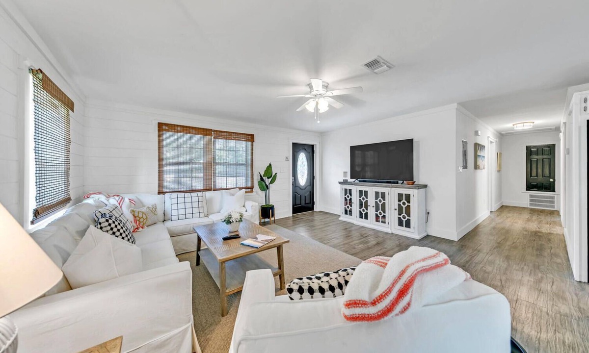 Gulfview Heights House | Great rates, amazing neighborhood, walk 2 beach! King/twin over Full Bunk, deck!