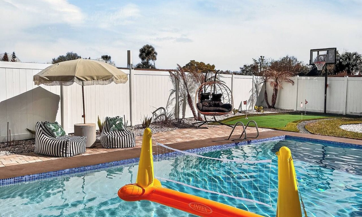 Sky Lake House | Groovy 4bed/2bath home with pool near Florida Mall