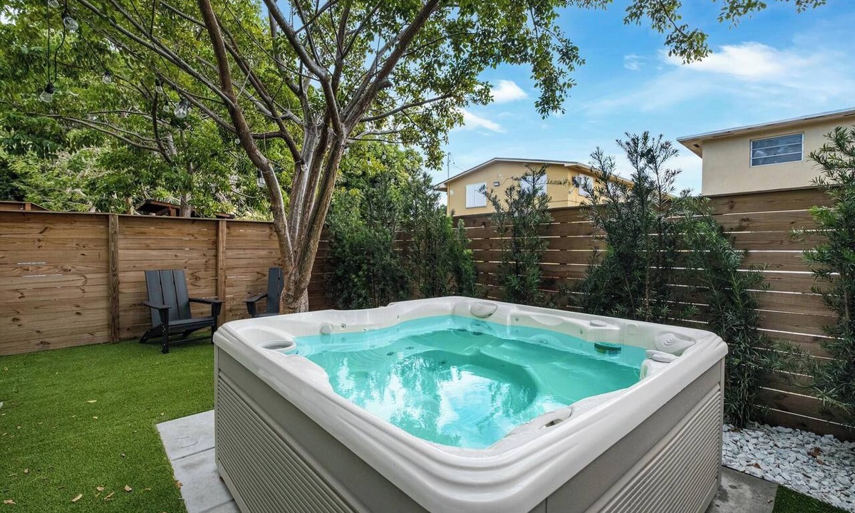 Allapattah House | Group getaway w/soccer suites & hot tubs