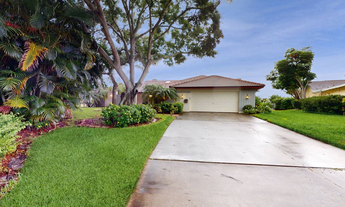 St. Petersburg House | Harbor Isle Waterfront Retreat | Home Office & Private Pool | Kayaks & Canoe
