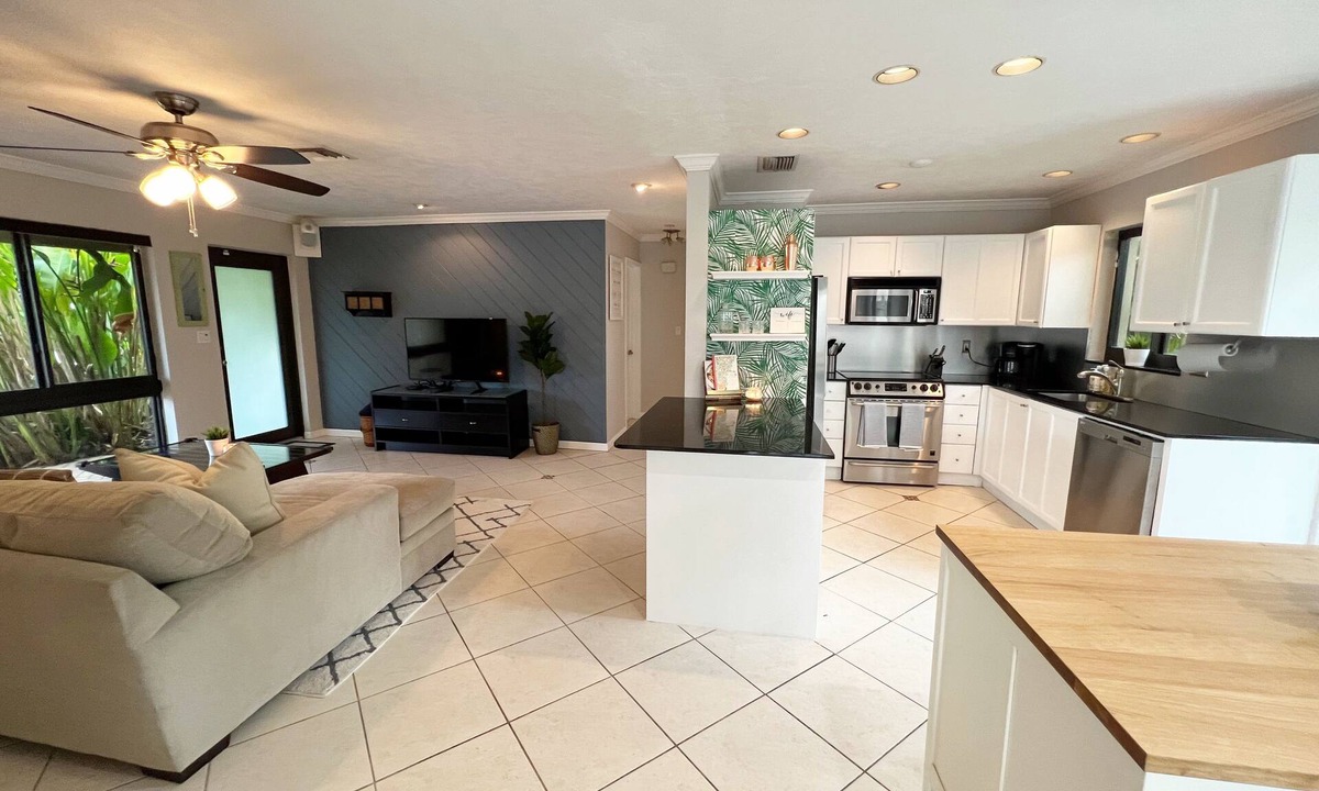 Central Corals House | Heated Pool- Beautiful 2-bedroom home