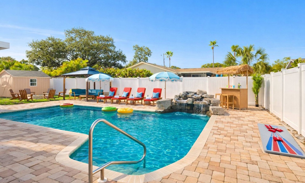 Seminole House | Heated Pool Game Room 3 King beds Beach 8min