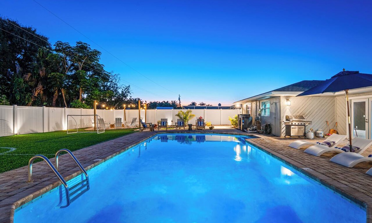 West Palm Beach House | Heated Pool+Golf+Firepit+Turf Sports+Game Room+Bar