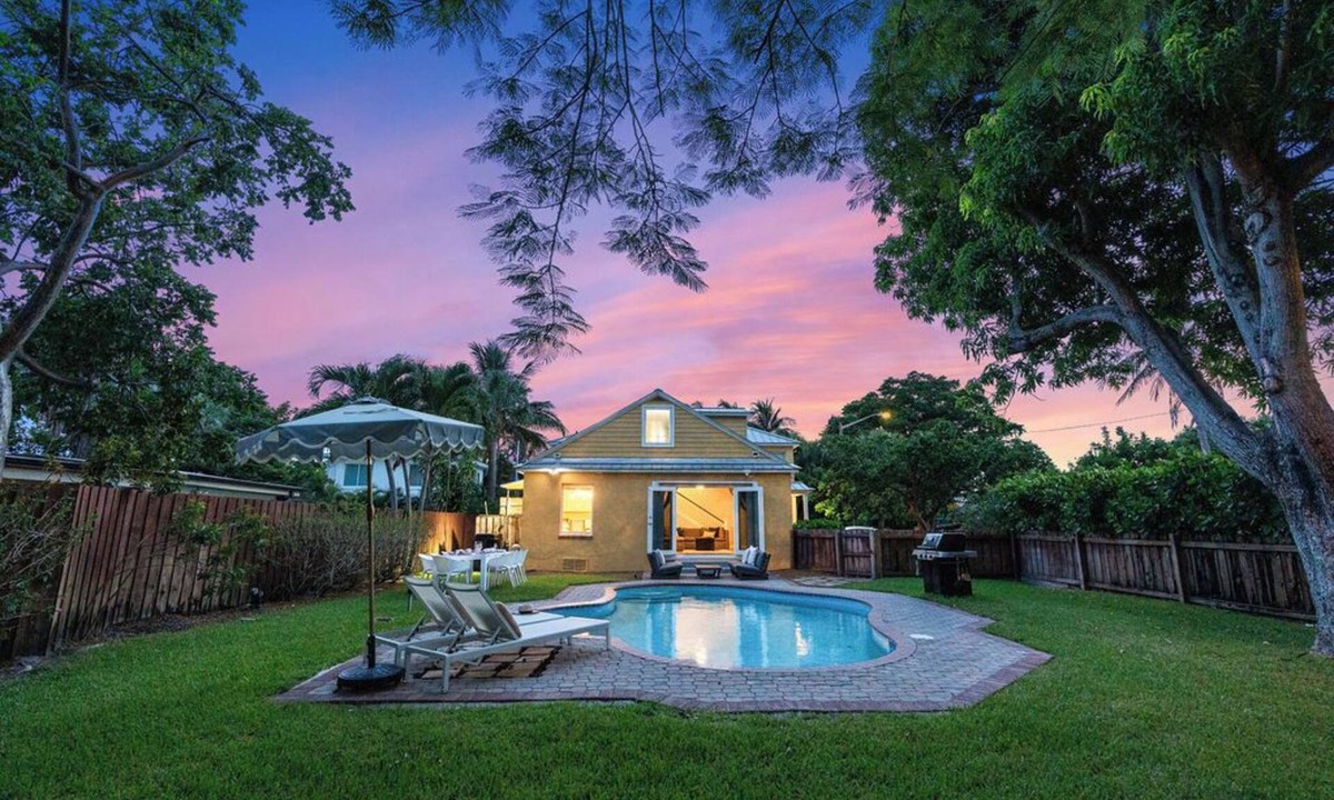 West Palm Beach House | Heated Pool Grill Fire Pit & Cold Plunge Sleeps 8!
