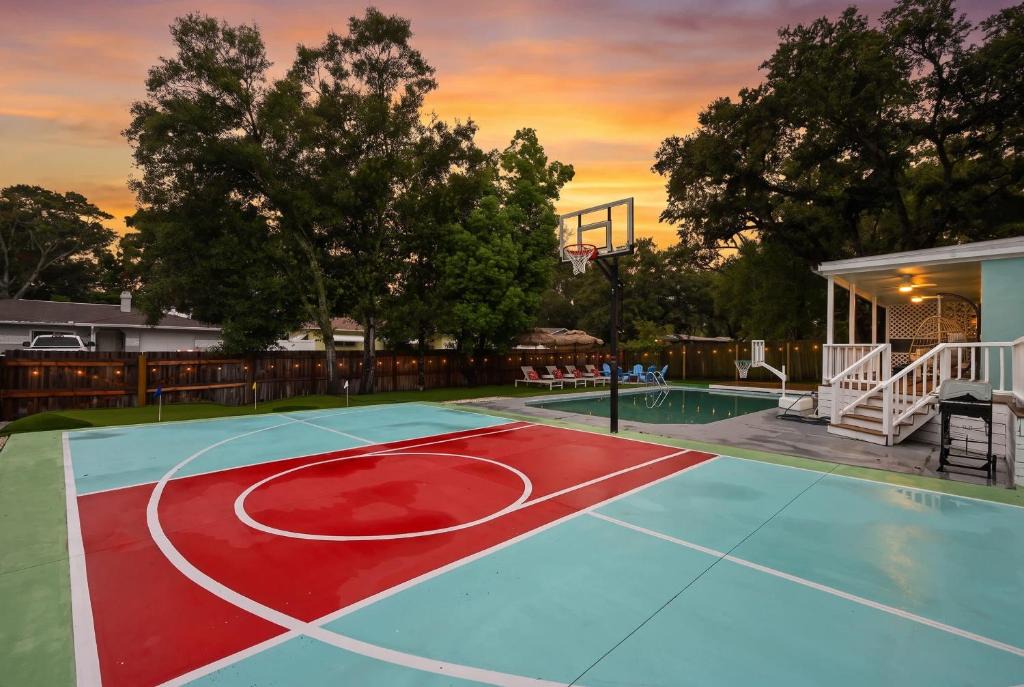Largo Villa | Heated Pool Sport Court Game Rm Clearwater Beach