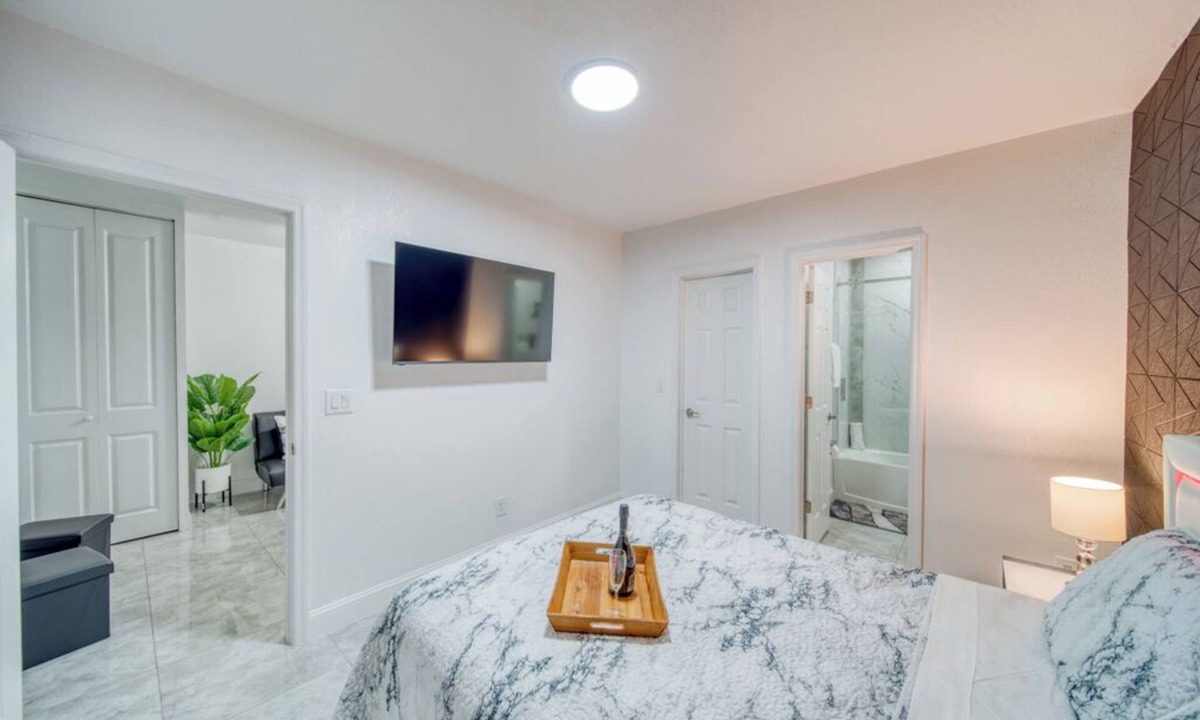 Burnt Store Apartment | Hidden Gem New - Cozy Apt/W Jacuzzi - Private Entry.