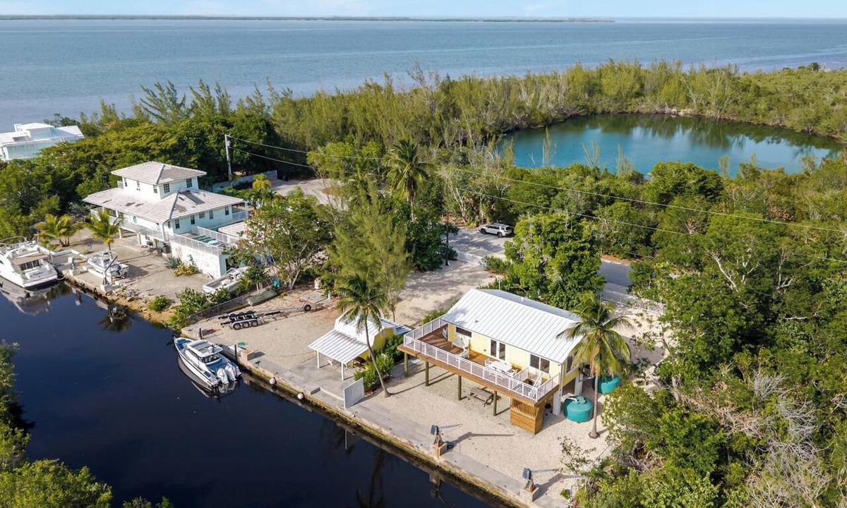 Big Pine Key House | Hidden Keys Paradise-Where the Key Deer Roam-75’ Private Dock! Boaters Paradise!