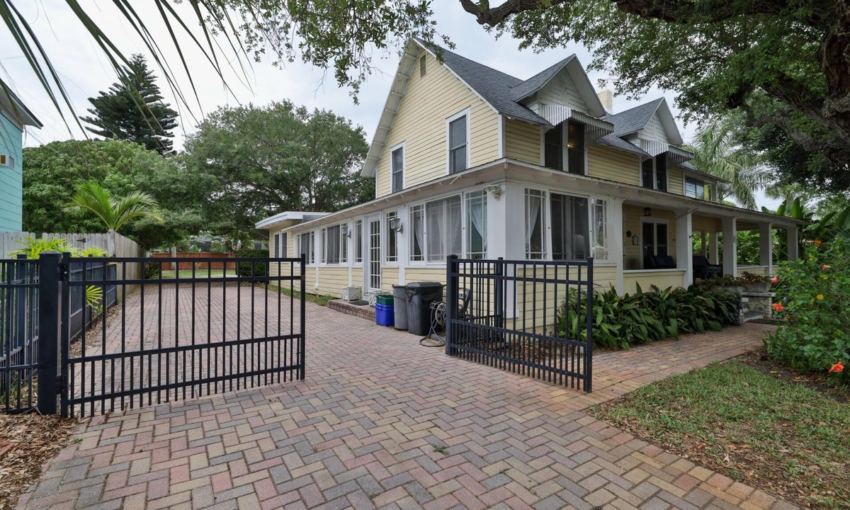 New Smyrna Beach Apartment | Historial Home located 2 blocks from Flagler - 2/1 upstairs apartment