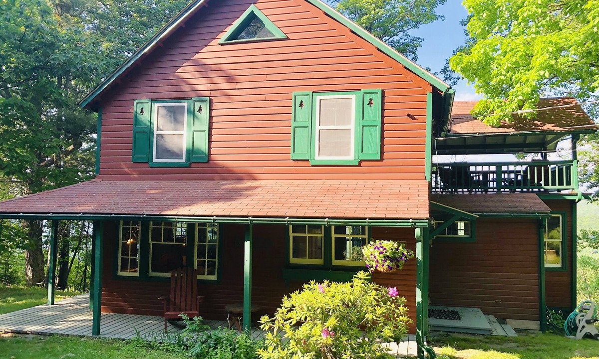 Cragsmoor House | Historic Catskills Cottage w/Cedar Hot Tub On Top Of The World