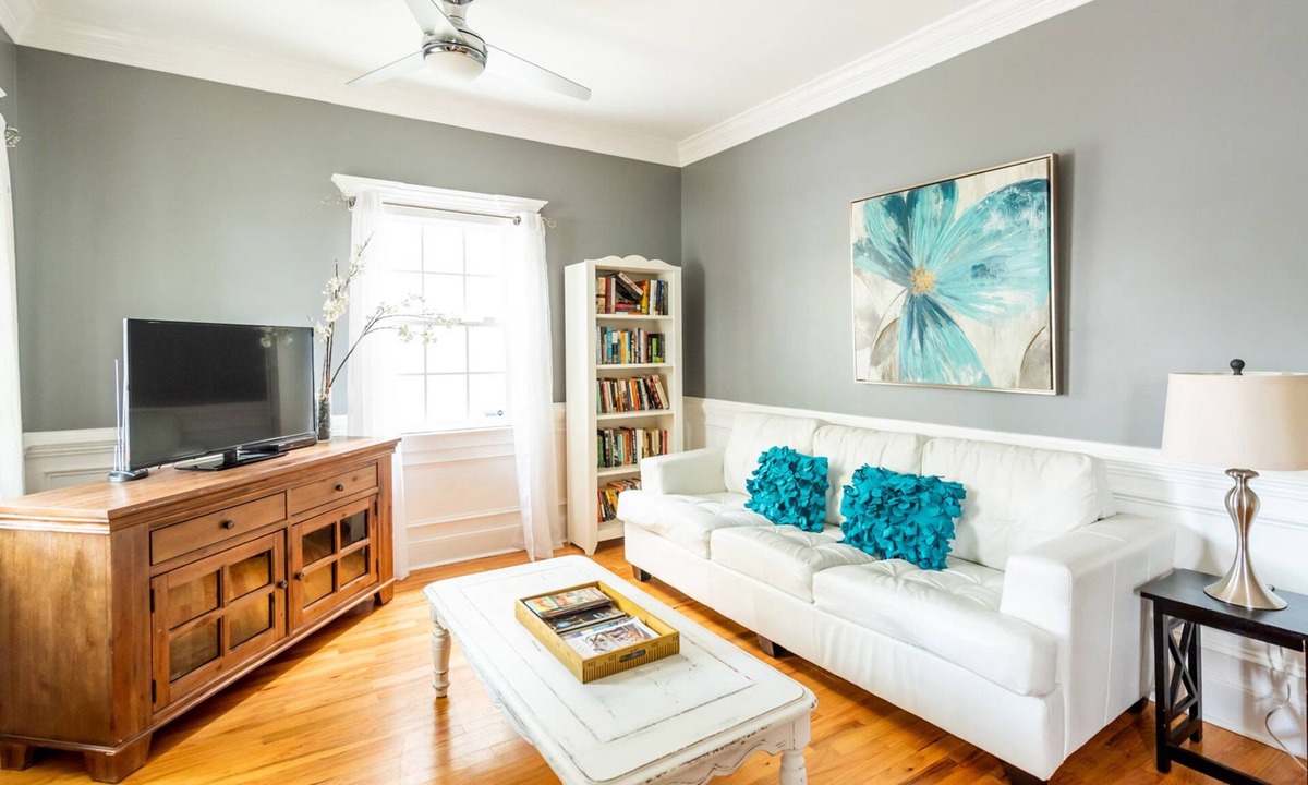 Beach Institute Cottage | Historic Charming Cottage with King Bed for Two by Lucky Savannah