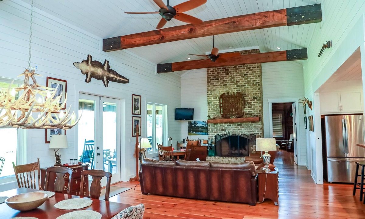 Brooks County Cabin | Historic lodge on historic Lake Nichols