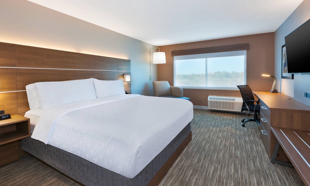 Cedar Springs Hotel | Holiday Inn Express & Suites Cedar Springs – Grand Rapids N by IHG