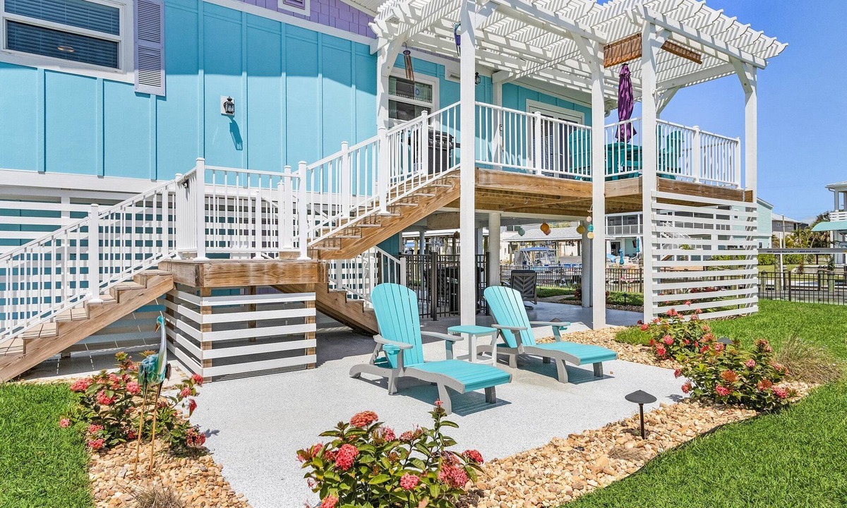 Mid Island House | HOLIDAY SHORES BEACH COTTAGE! WATERFRONT! DOCK! WALK TO BEACH! PET FRIENDLY!