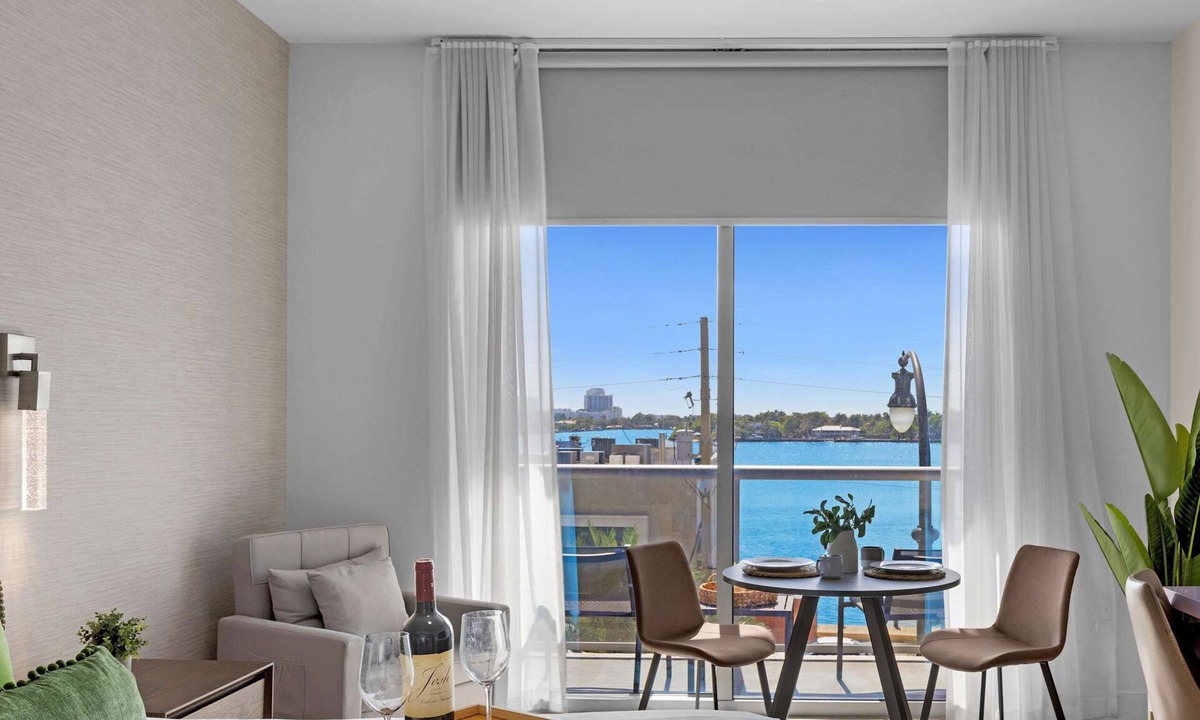 Hollywood Condo | Hollywood Bliss:Near Beach Studio, Rooftop Pool