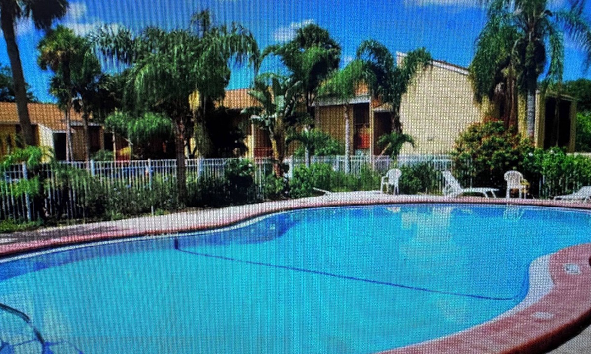 Gulf Gate Estates Condo | Home away from home! Great condo -Unit 136- just minutes to Siesta Key
