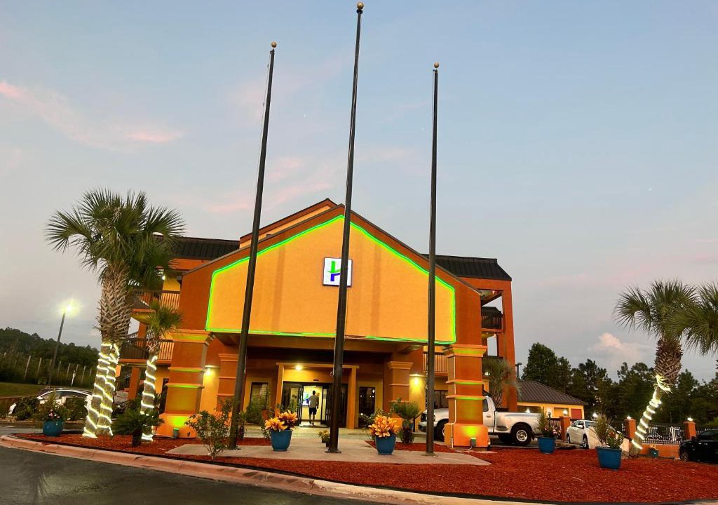 Crestview Hotel | Home Town Inn & Suites
