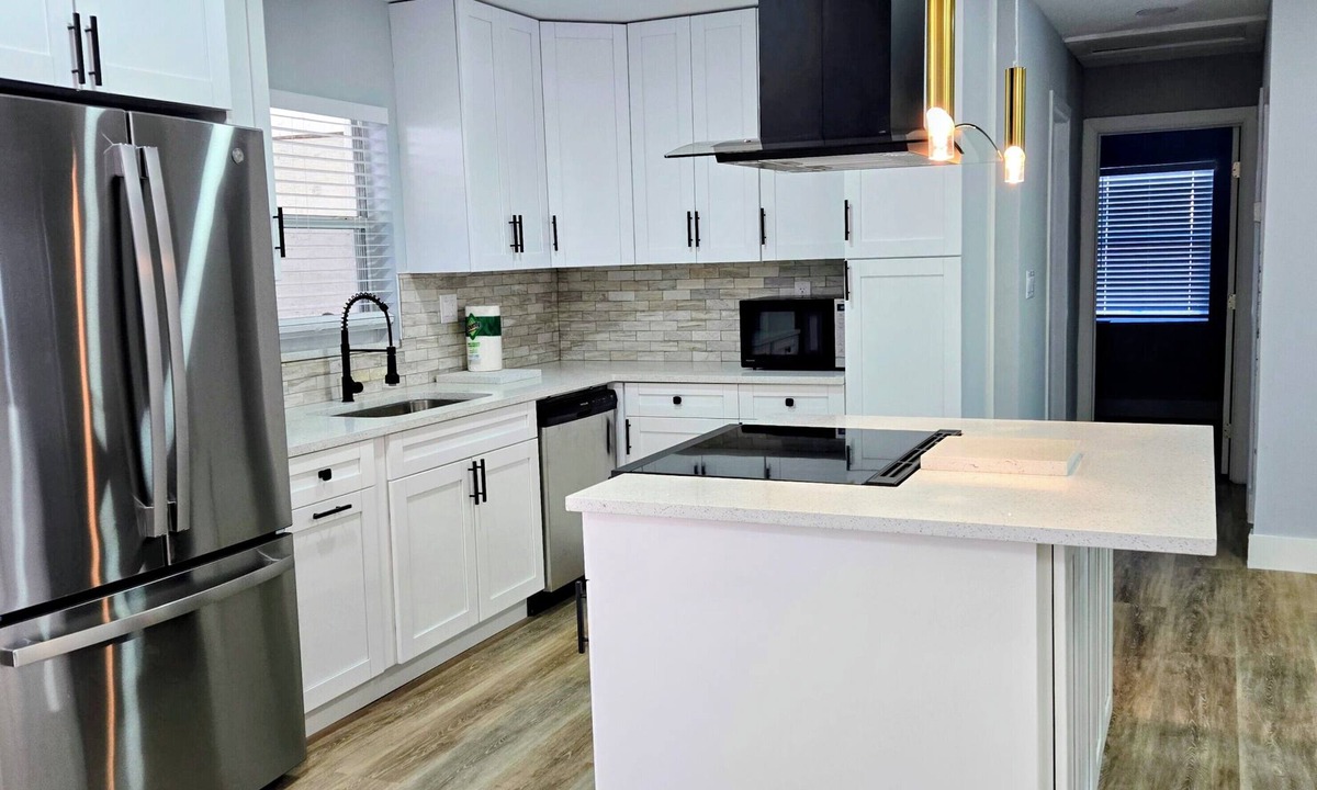 Bayshore Gardens House | Home with pool, 3 Bedroom, 2 bathroom and 1 living room at Bayshore Gardens.