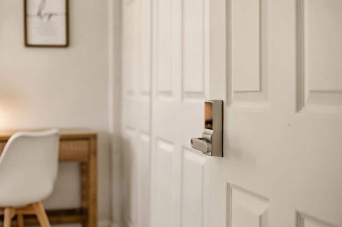 Auburndale House | Host Hubble Private Rooms, Edmond Circle
