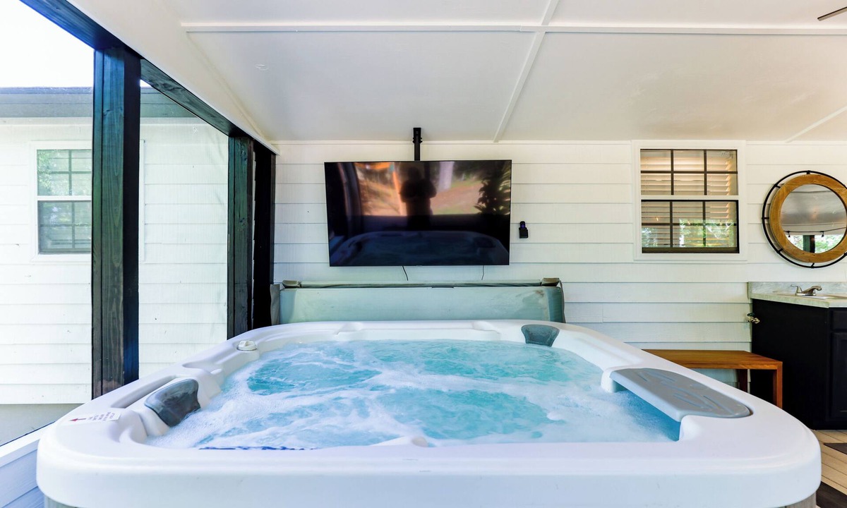 Valdosta House | Hot Tub, Pool Table, Ping-Pong, Private Playground, Fire Pit, Library, Play Room