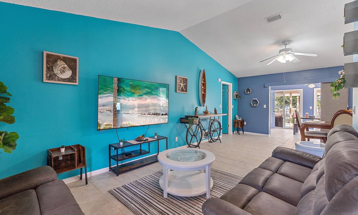 Port Charlotte House | House with outdoor pool and jacuzzi with canal to the ocean, kayaks, bicycles