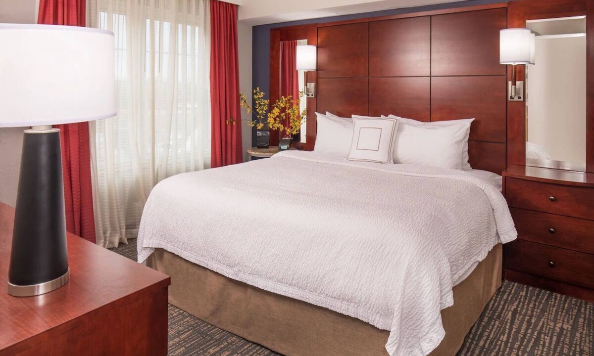 Northwest Yonkers Hotel | Hudson River 1 BR Suite Breakfast, Gym & Pool