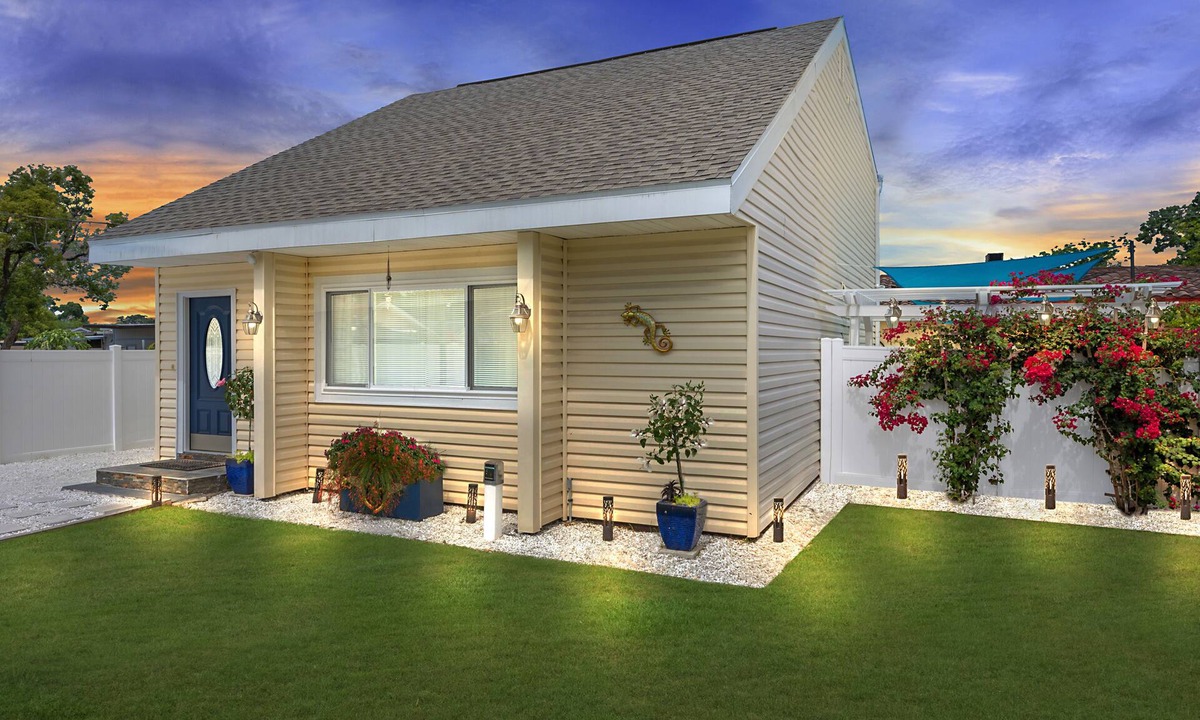 Egypt Lake-Leto House | Huge 3BR w/KING Bed- for Groups, Business, Medical Stays-Wifi-Pool-Pets-Moffitt