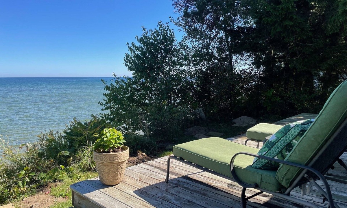 Harbor Beach House | "Huron Bluff" 3-bedroom House in Harbor Beach Lakefront with Spectacular Views
