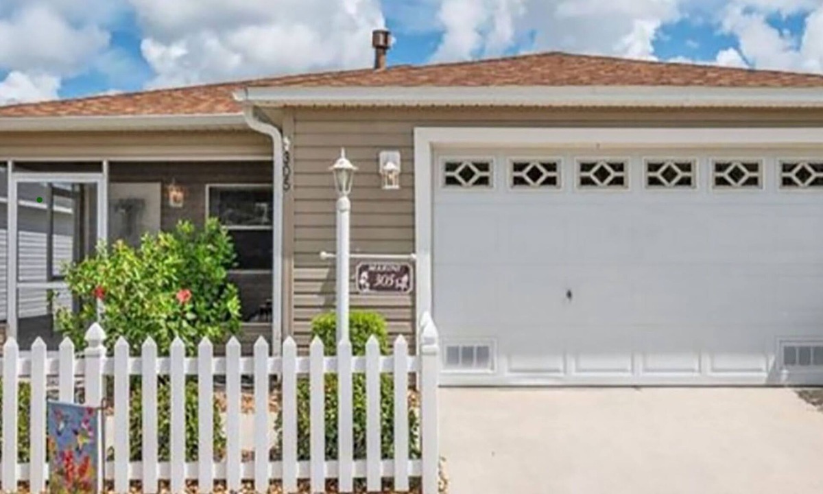 Mallory Square Villa | Immaculate 2-bedroom villa with Golf Cart minutes from Lake Sumter.