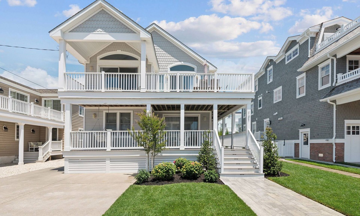 Avalon House | Immaculately kept home is just 1 1/4 blks to the beach and boardwalk