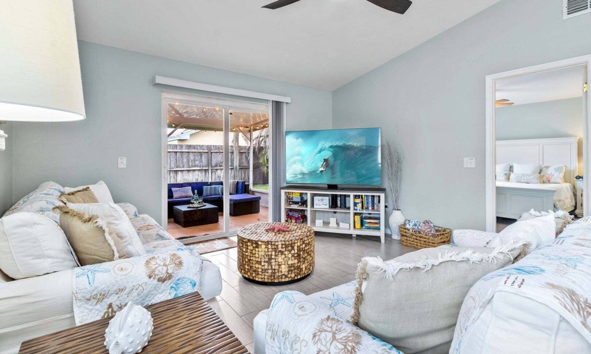 Indialantic House | Indialantic Oasis | 2BR, Outdoor Screened-in Patio & BBQ Grill! 🌴🌊
