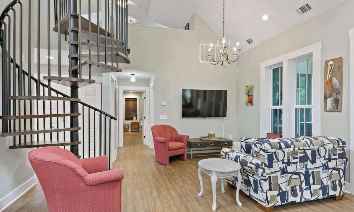 Isle of Hope Historic District House | Isle of Hope Cottage w Historic Charm & Location!