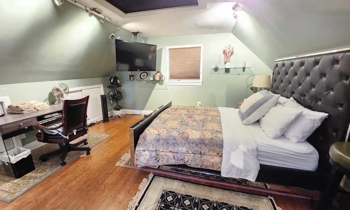 Alden Manor House | It's a Loft on the Second floor. Mins away from UBS Arena, JFK Airport