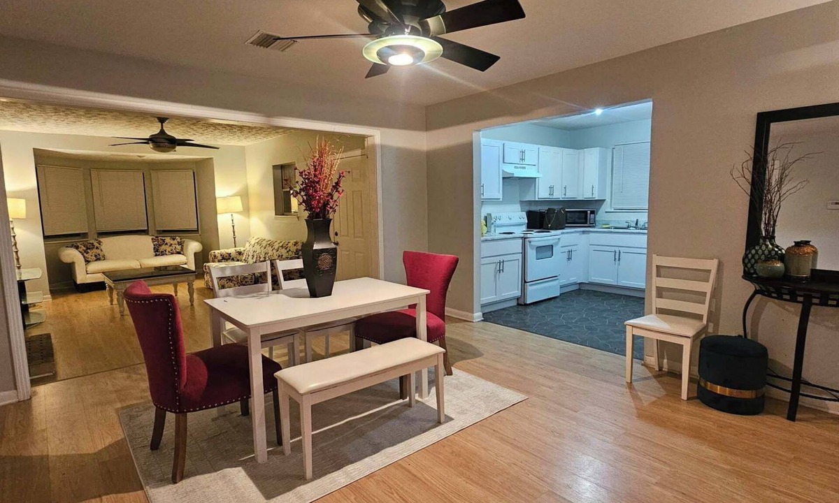 Northside House | Jacksonville Vacation Home Spacious Family Stay w/Full Kitchen