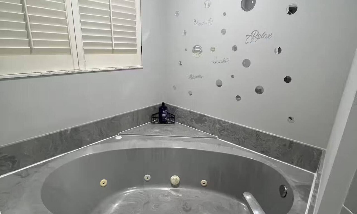 Lakeside House | Jacuzzi Gameroom Rococo Retreat 4BR Sleeps 10