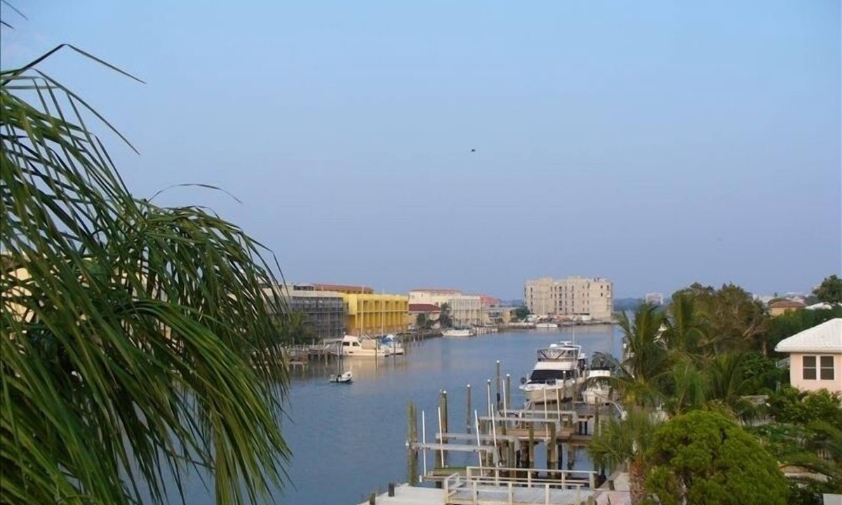 Clearwater Beach Condo | Jun 26-Jul 4 ONLY 300 per night! 3 BR Waterfront, Watch Fireworks from Balcony!