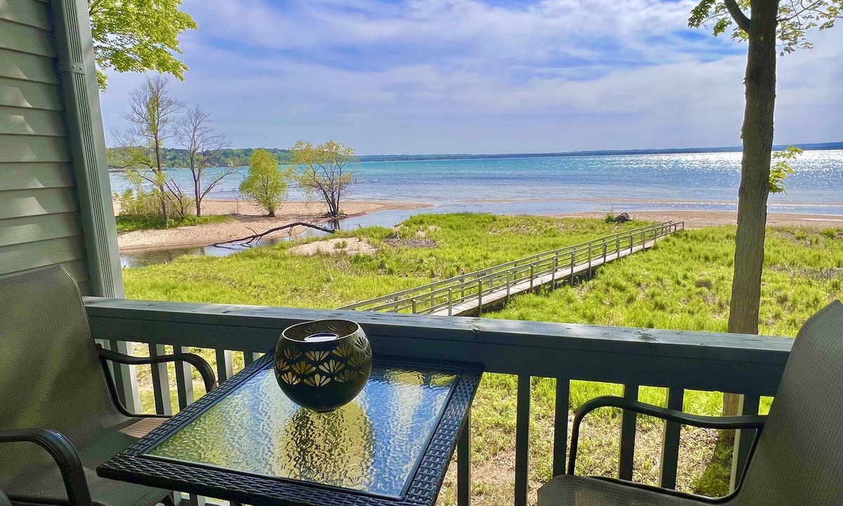 Acme Apartment | Just a few steps to the bay & Amazing Sunsets!