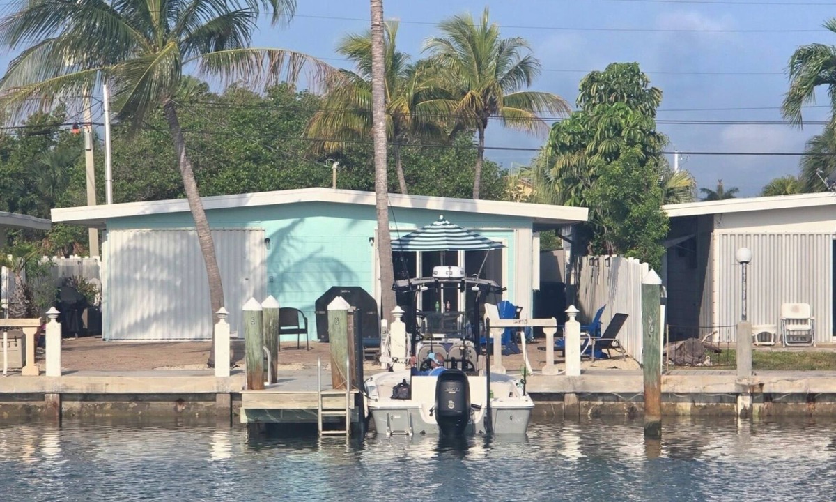 Key Colony Beach Condo | Key Colony Beach Vacation - Canal front 2 bedroom, 2 bathroom sleeps 4 with dock