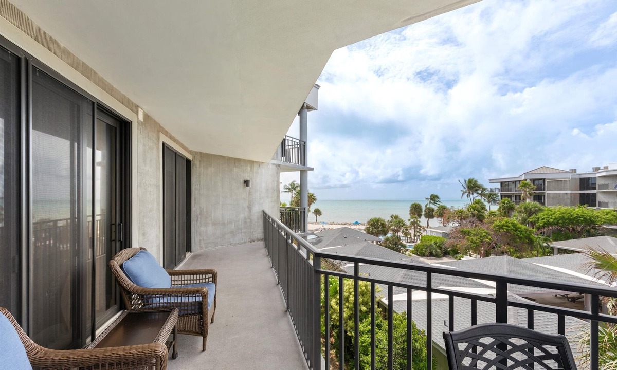 Key West Condo | Key Wes't Best- Upgraded condo 5 mins to Smathers Beach Fantastic value