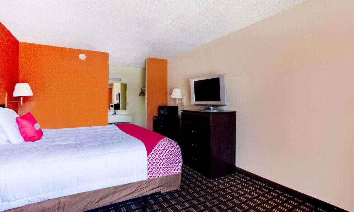 Northwest Pensacola Apartment | King Bed|Smoking|Pensacola FL