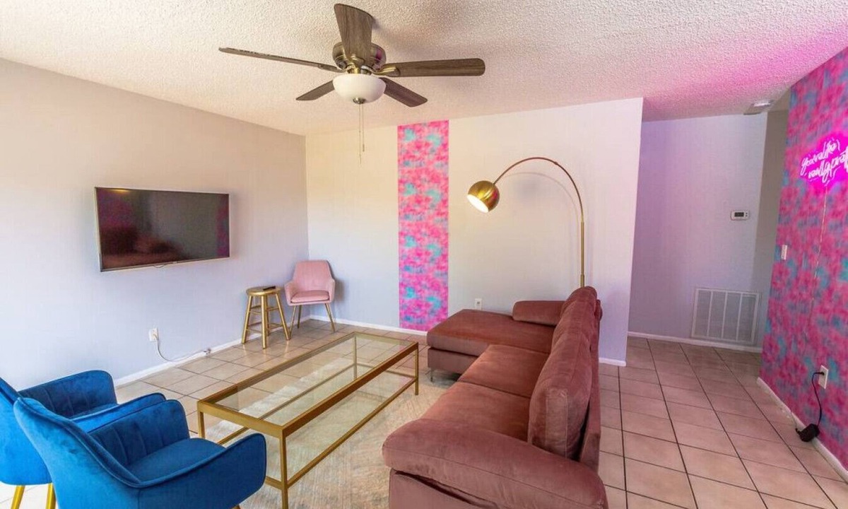 North Sarasota Apartment | king beds, sports teams, work crews, large parking for cars, trucks or trailers
