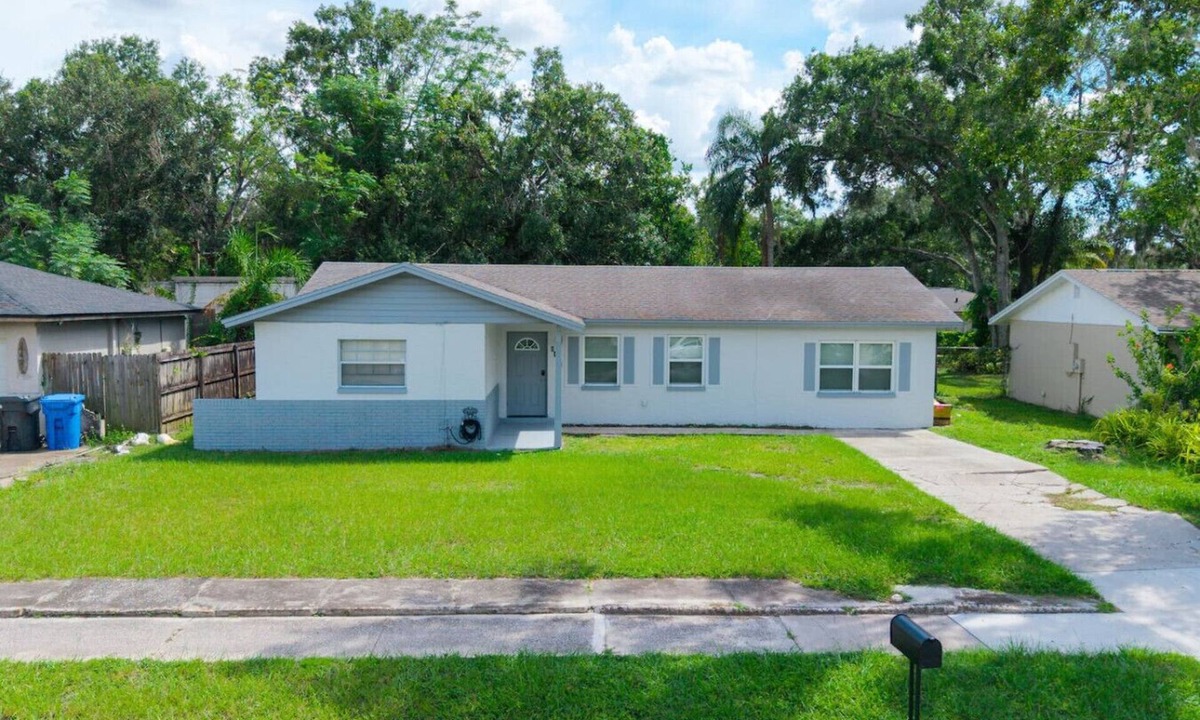 Bearss Plaza House | King-Style Retreat · 4 BR · Family Friendly
