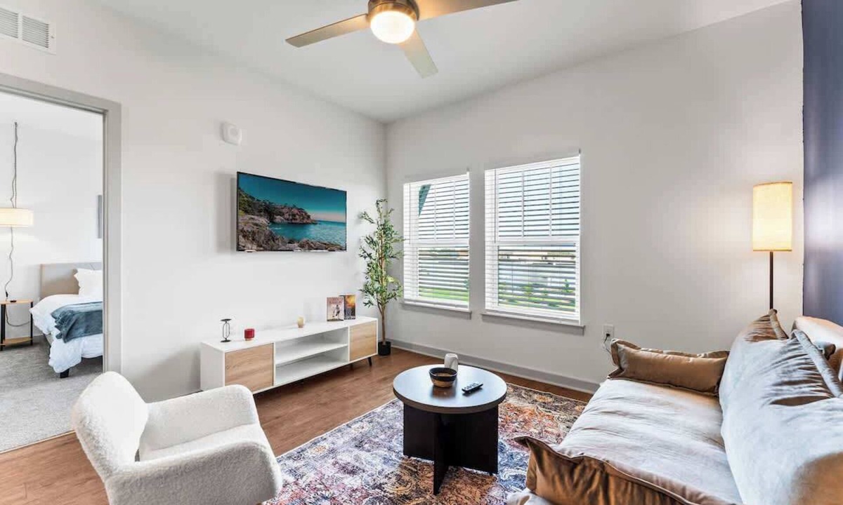 Bay Lake Apartment | King Suite: Gym, Pool & Free Parking Near Disney