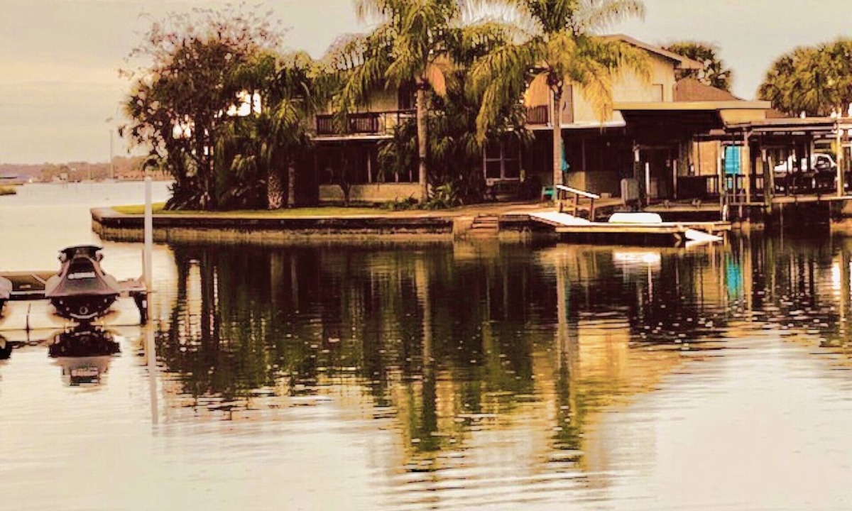 Crystal River House | KINGS BAY AUG MID WEEK & SEP SALE 4 Bedrooms, Decks 2Docks,400 shore CHECK RATES