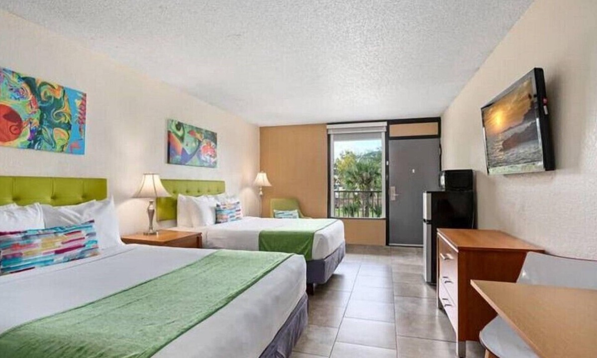 Historic Downtown Kissimmee Hotel | Kissimmee Ideal Room w 2 DBL Beds & Pool Near Local Attractions