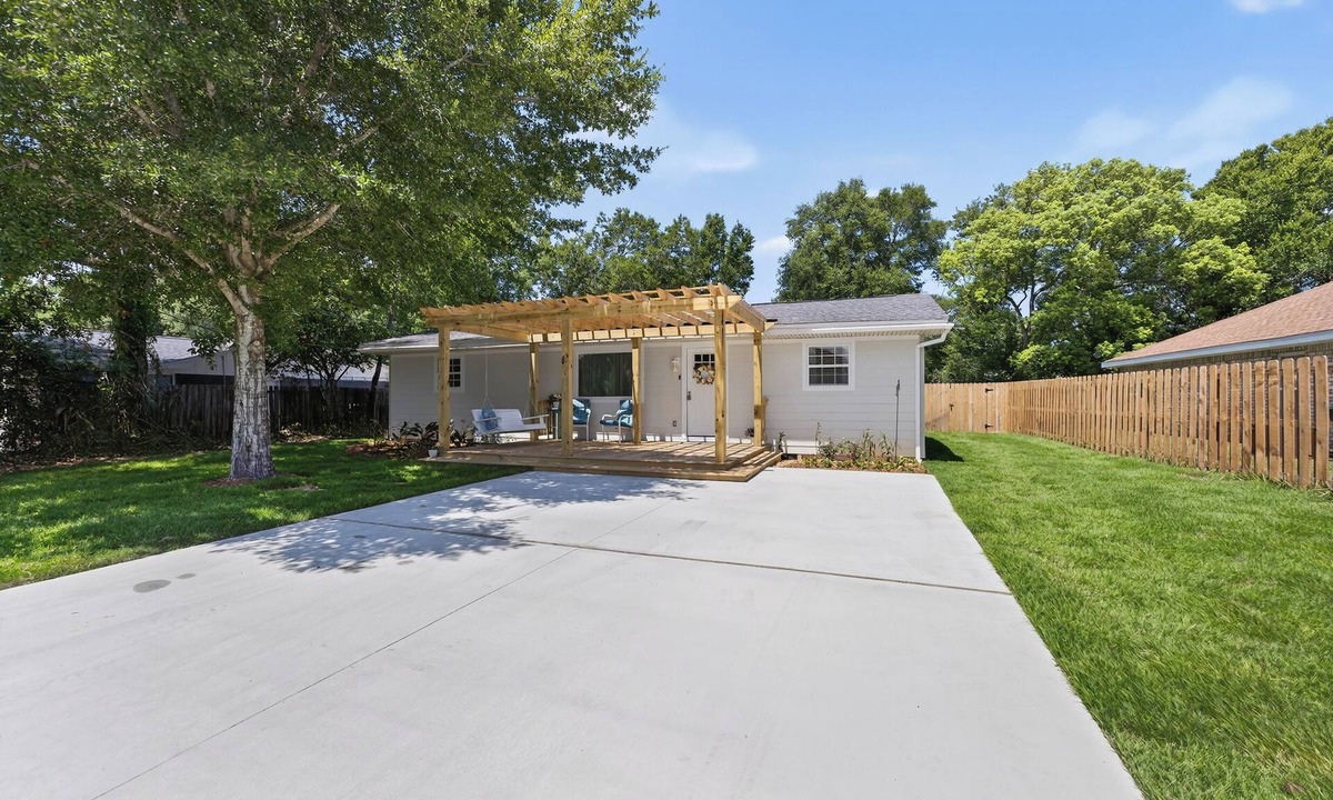 Wright House | Ksweetly's 4-bdrm, 2 bath home, sand Volleyball court; Fort Walton Beach
