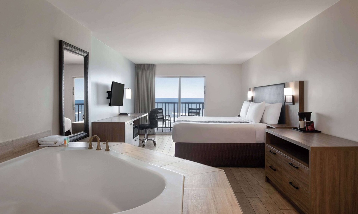 East Daytona Hotel | La Quinta Inn & Suites by Wyndham Oceanfront Daytona Beach