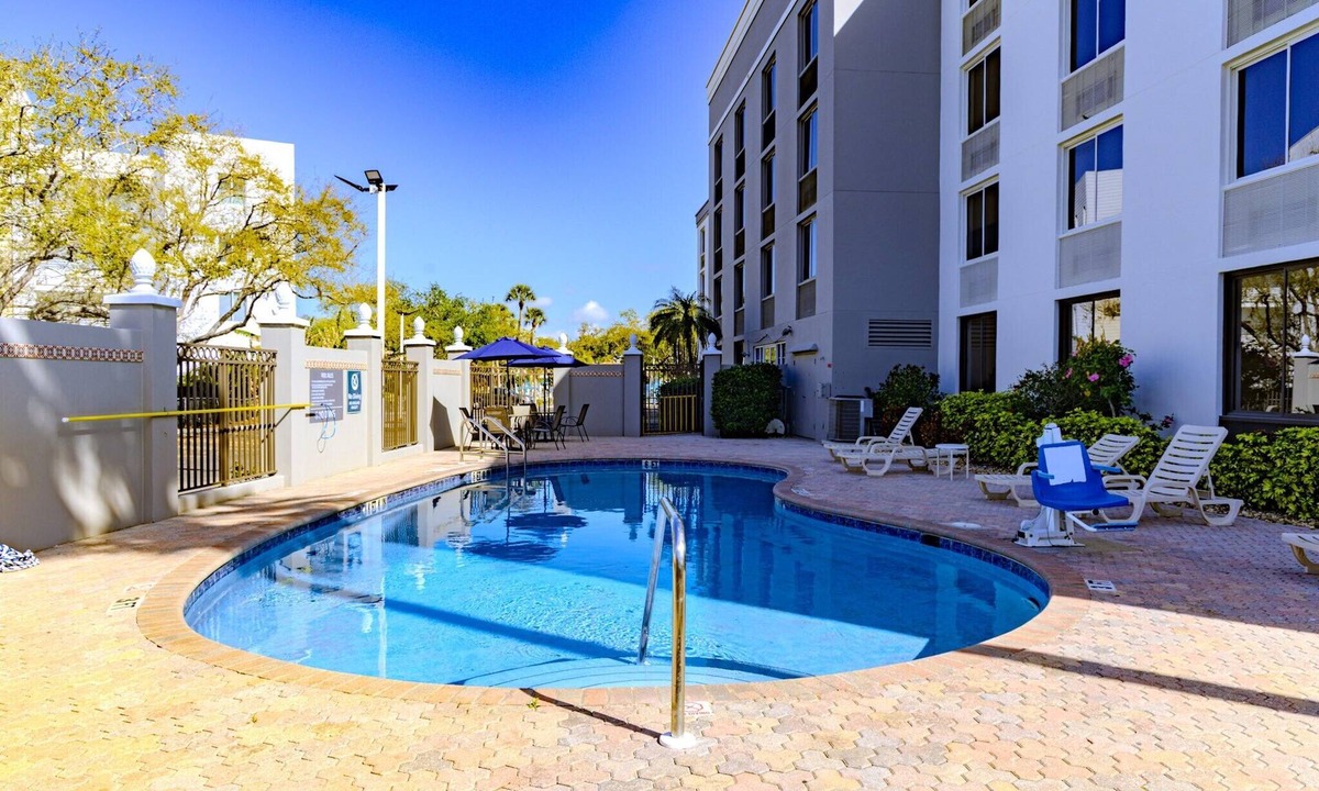 Newtown Hotel | La Quinta Sarasota 2 Double Breakfast, Gym&Pool