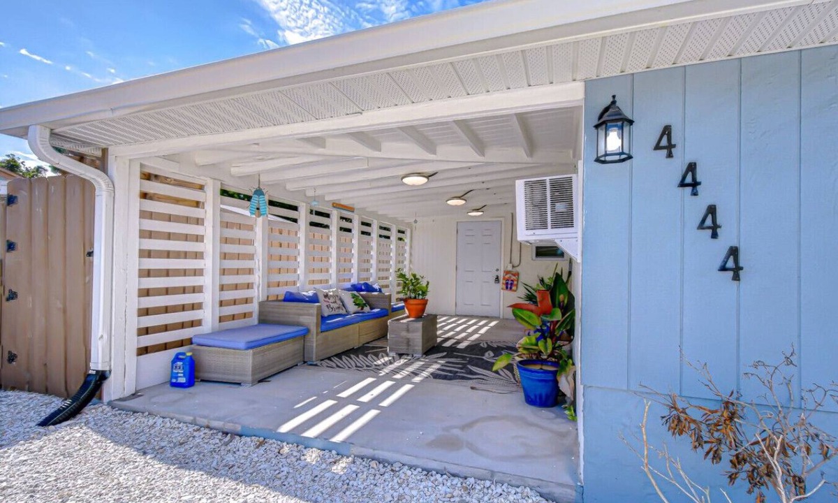 South Bradenton House | Lady Palm: 2/1 w garden vibes three miles to IMG