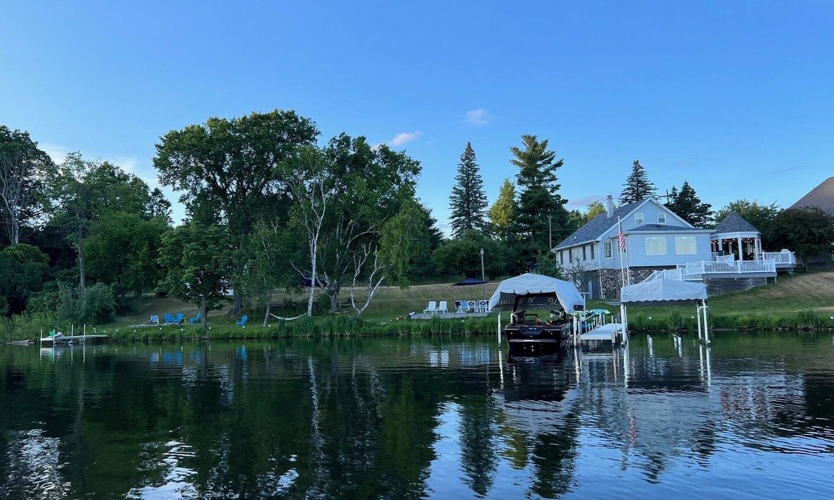 Mecosta House | Lake Front House on Tri-Lakes, championship golf, kayaks, paddle boards, pontoon