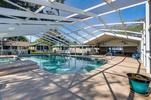 Hernando House | Lake View, Pool Access! Pet-Friendly Hernando Stay